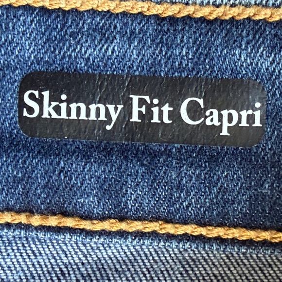 Judy Blue Skinny Fit Capri Distressed Jeans - Picture 6 of 7
